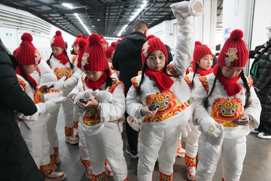 彩排前，在国家体育场（鸟巢）后台，马兰花儿童合唱团的孩子们准备上场（1月27日摄）。新华社记者 彭子洋 摄