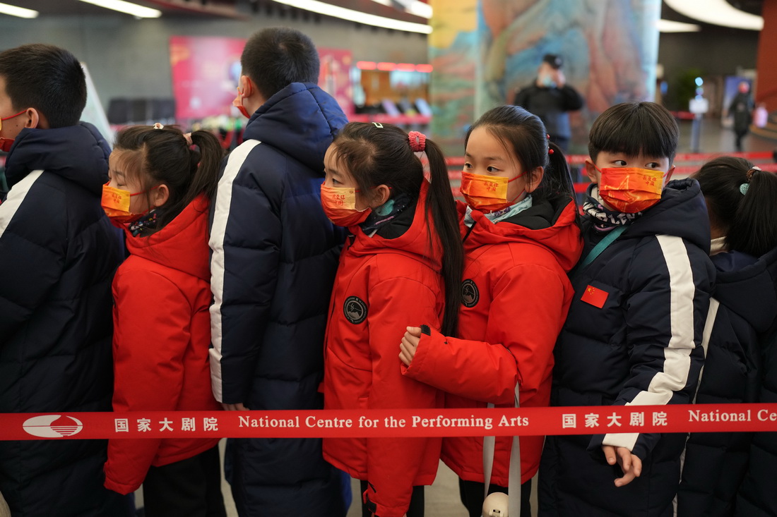 马兰花儿童合唱团的孩子们排队进入国家大剧院录音（1月17日摄）。新华社记者 彭子洋 摄