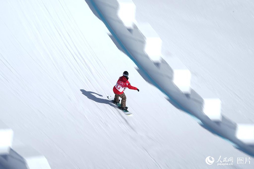 运动员在云顶公园滑雪场进行单板滑雪坡···