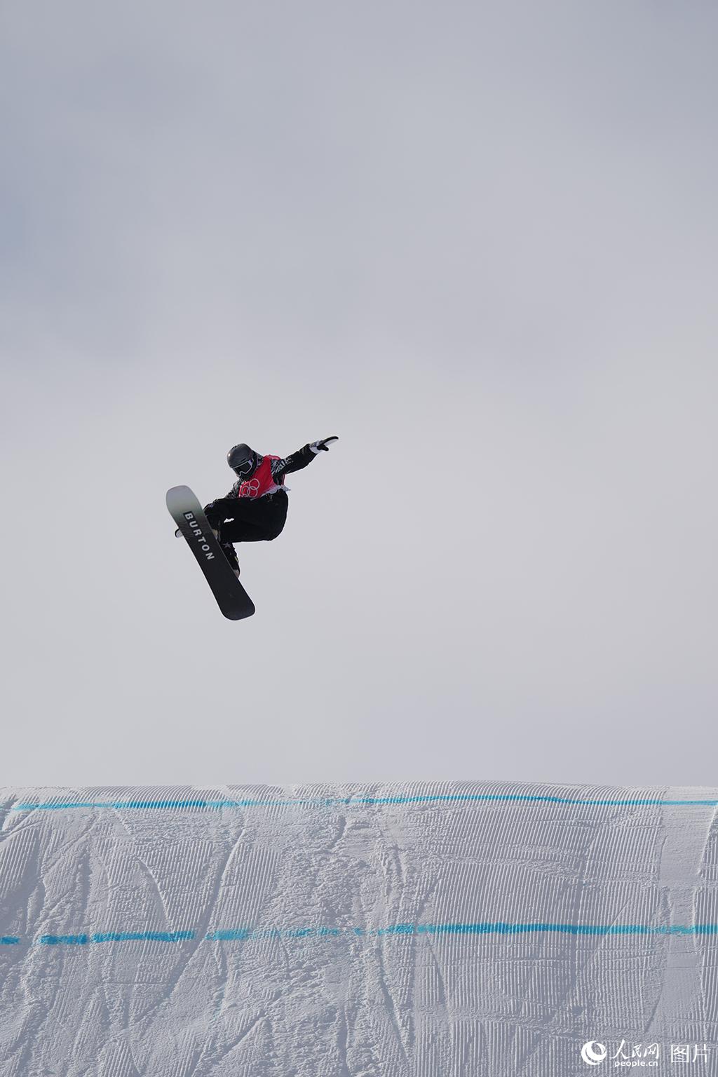 运动员在云顶公园滑雪场进行单板滑雪坡面障碍训练。
