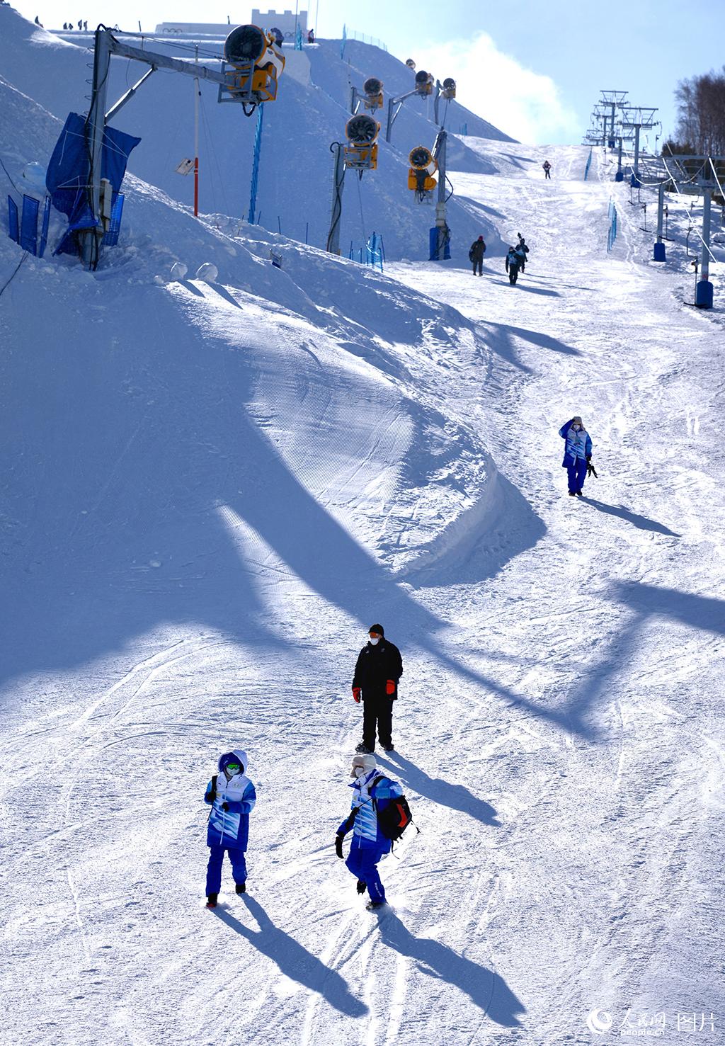 云顶滑雪公园志愿者走下从服务点位。
