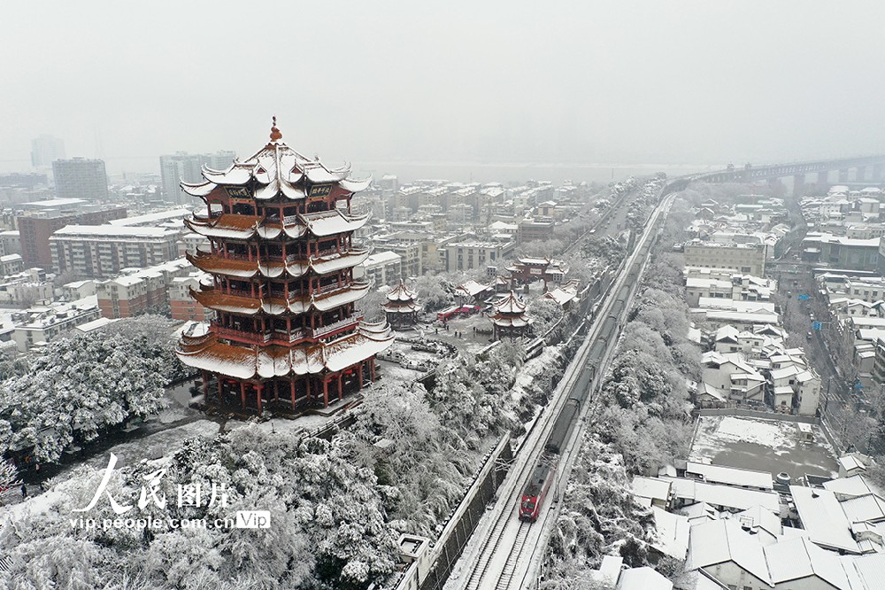武汉：风雪坚守护航春运