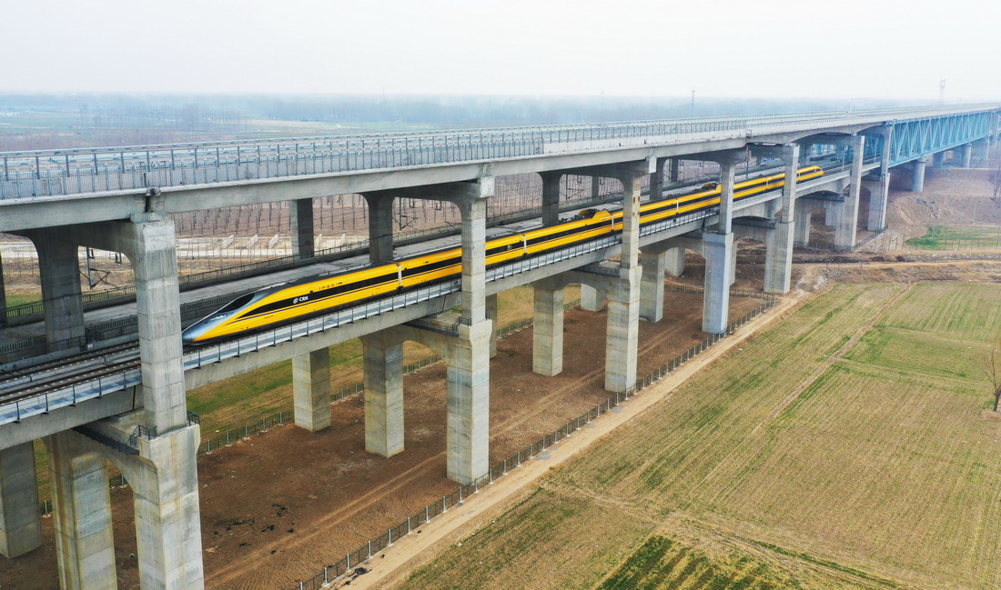 2月8日，综合检测列车行驶在济郑高铁濮阳至郑州段区段对线路设备状态进行检测（无人机照片）。新华社记者 张浩然 摄