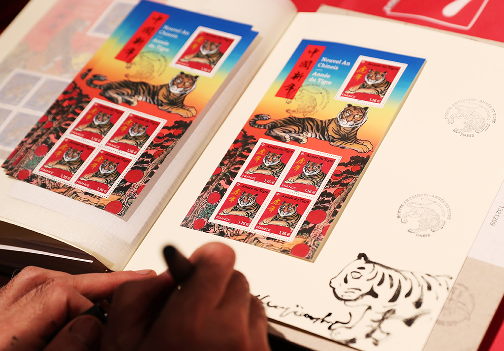1月22日，法国华人艺术家陈江洪在巴黎为集邮爱好者签售虎年生肖纪念邮票。新华社记者 高静 摄