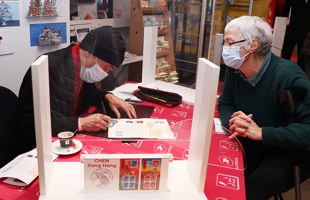 1月22日，法国华人艺术家陈江洪在巴黎为集邮爱好者签售虎年生肖纪念邮票。新华社记者 高静 摄