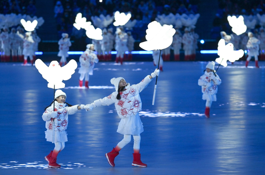 这是北京奥运会开幕式上的“雪花”环节（2月4日摄）。新华社记者 李尕 摄