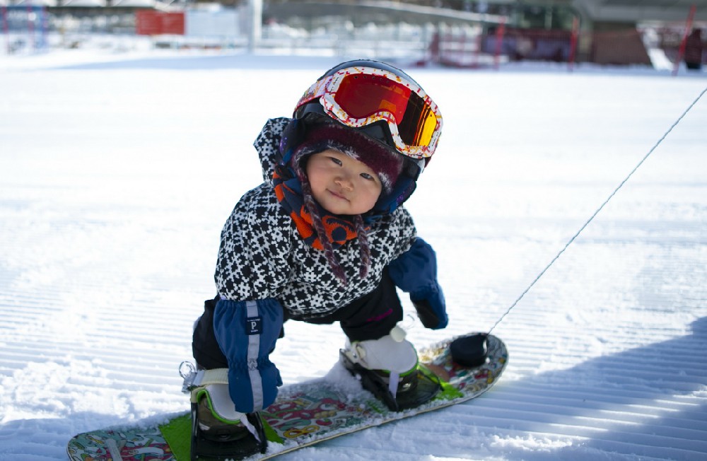 11月18日，萌宝王予玑在滑雪。新华社记者 张帆 摄