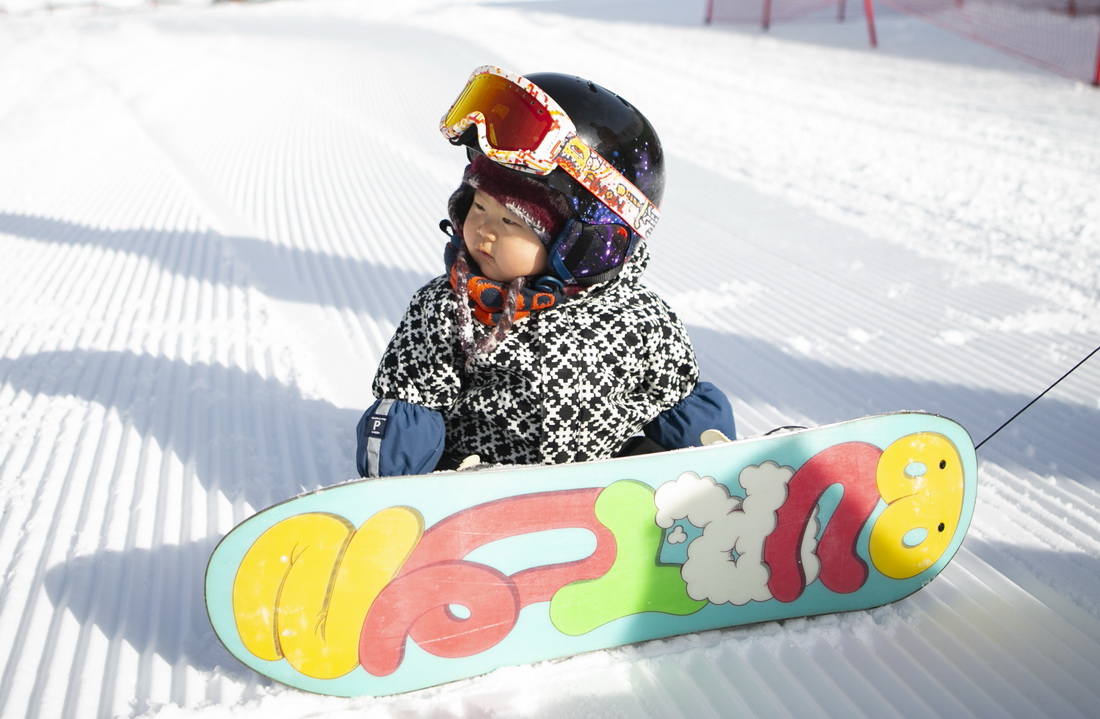 11月18日，萌宝王予玑在滑雪时摔倒。新华社记者 杨世尧 摄
