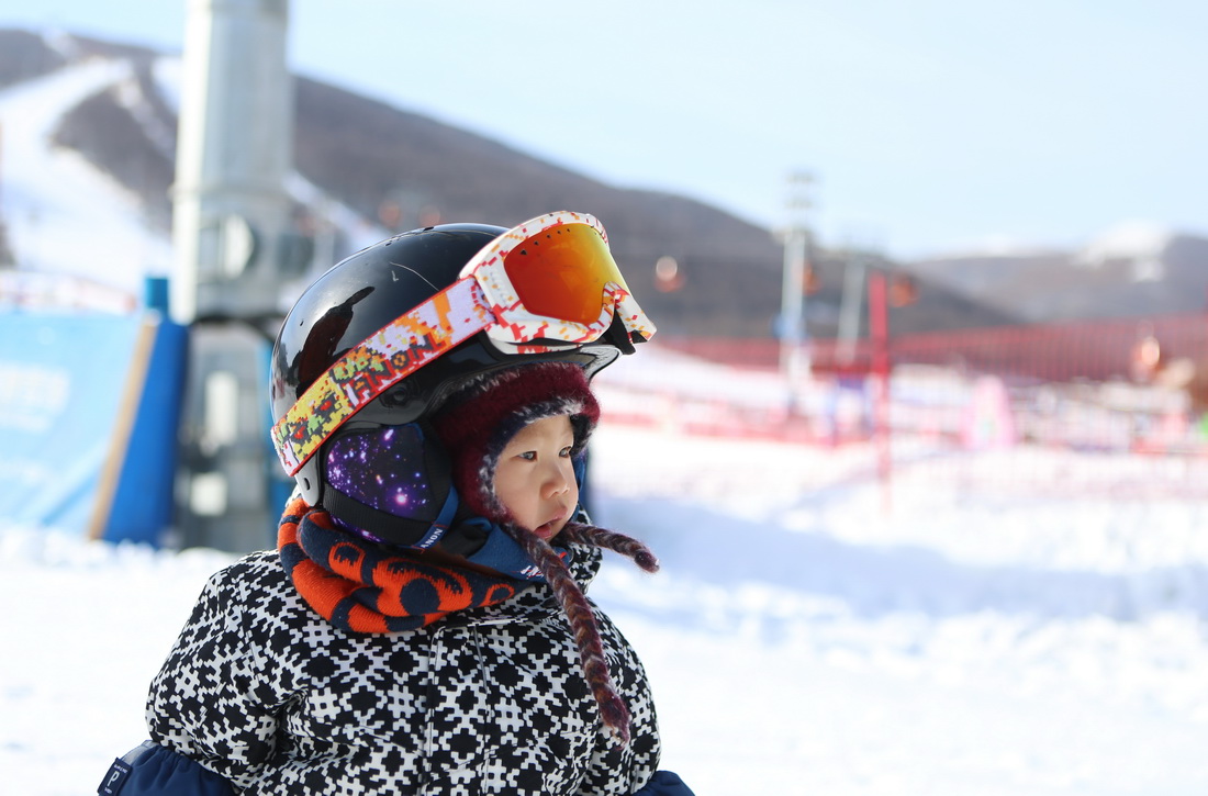 11月18日，萌宝王予玑坐在雪场上。新华社记者 杨世尧 摄