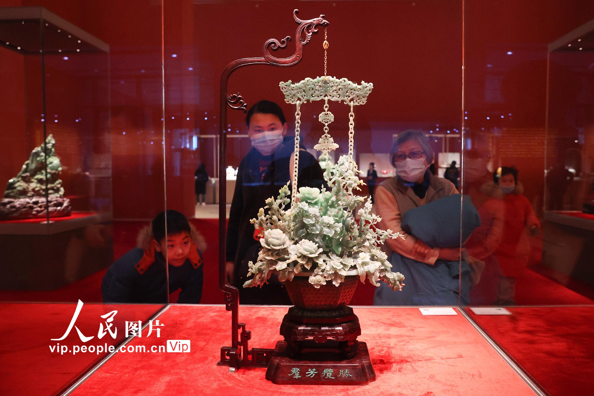2月9日，观众观赏国宝翡翠作品“群芳揽胜”。
