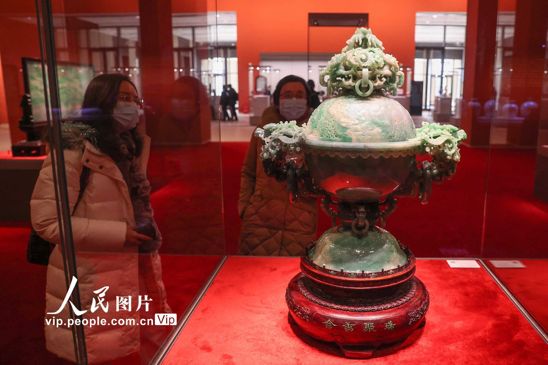 2月9日，观众观赏国宝翡翠作品“含香聚瑞”。
