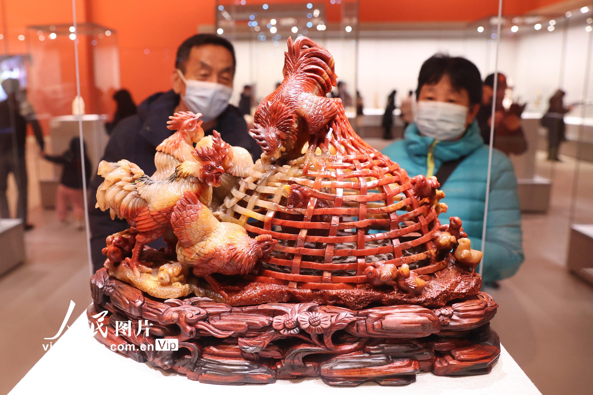 2月9日，观众观赏寿山石雕刻而成的作品“求偶鸡”。