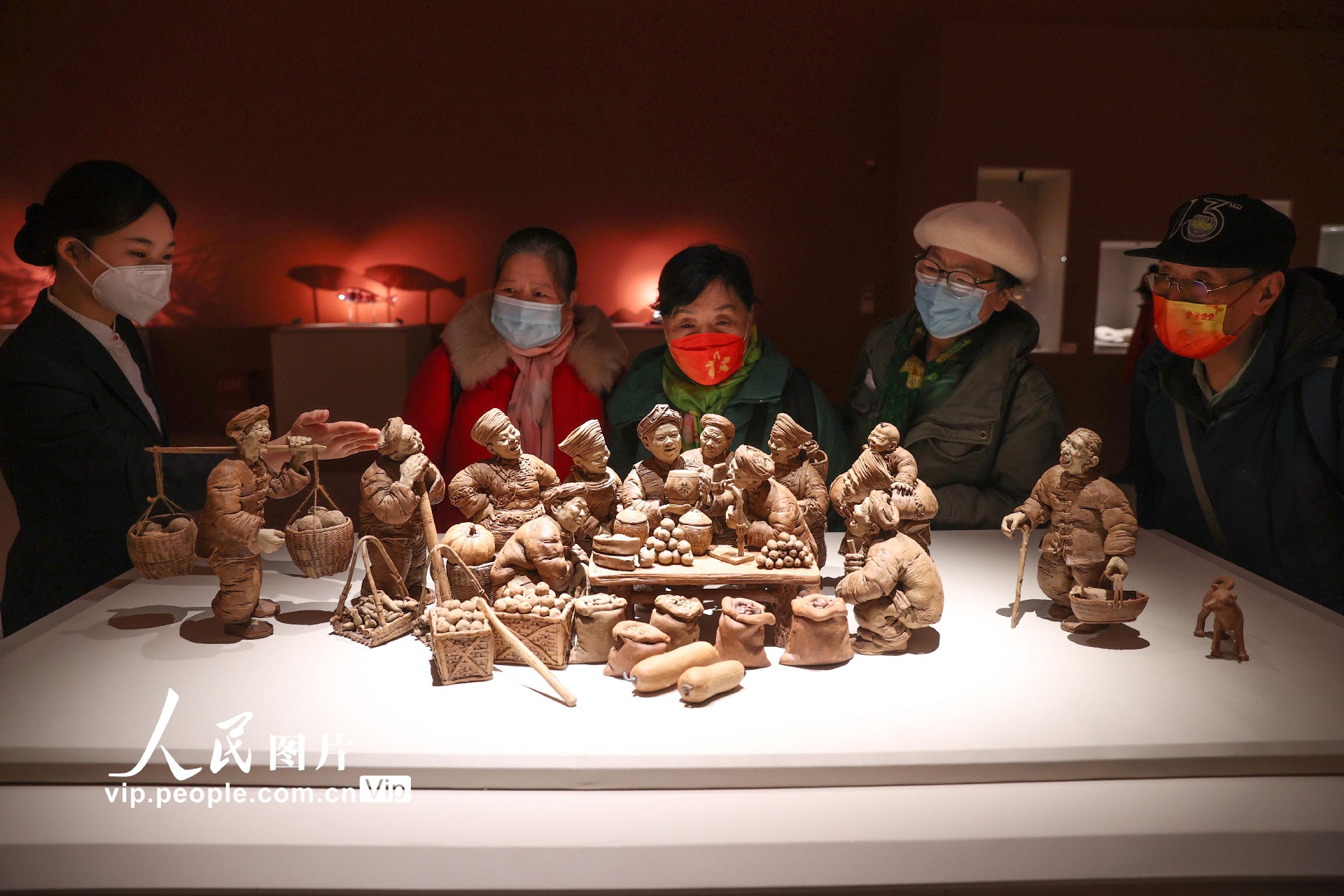 2月9日，工作人员在介绍陶瓷作品“直播带货进苗寨”。