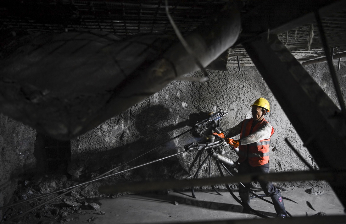 2月9日，施工人员在中铁十一局承建的渝昆高铁川渝段缙云山隧道项目作业。