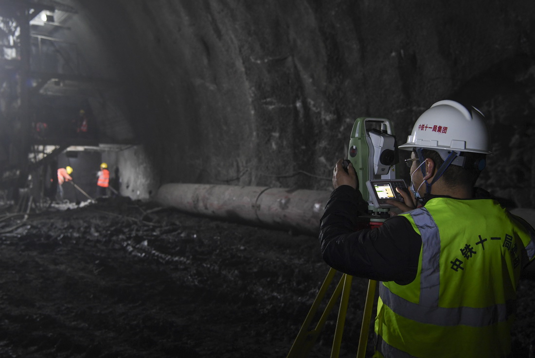 2月9日，施工人员在中铁十一局承建的渝昆高铁川渝段缙云山隧道项目作业。