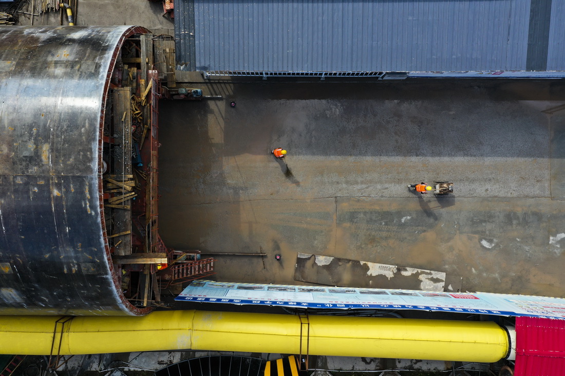 2月9日，施工人员在中铁十一局承建的渝昆高铁川渝段缙云山隧道项目作业（无人机照片）。
