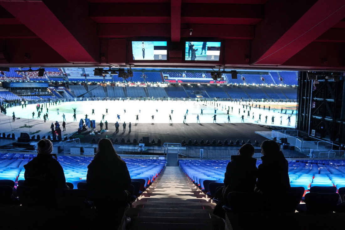 在国家体育场（鸟巢）彩排现场，完成任务的引导员在观看运动员入场式（1月26日摄）。新华社记者 彭子洋 摄