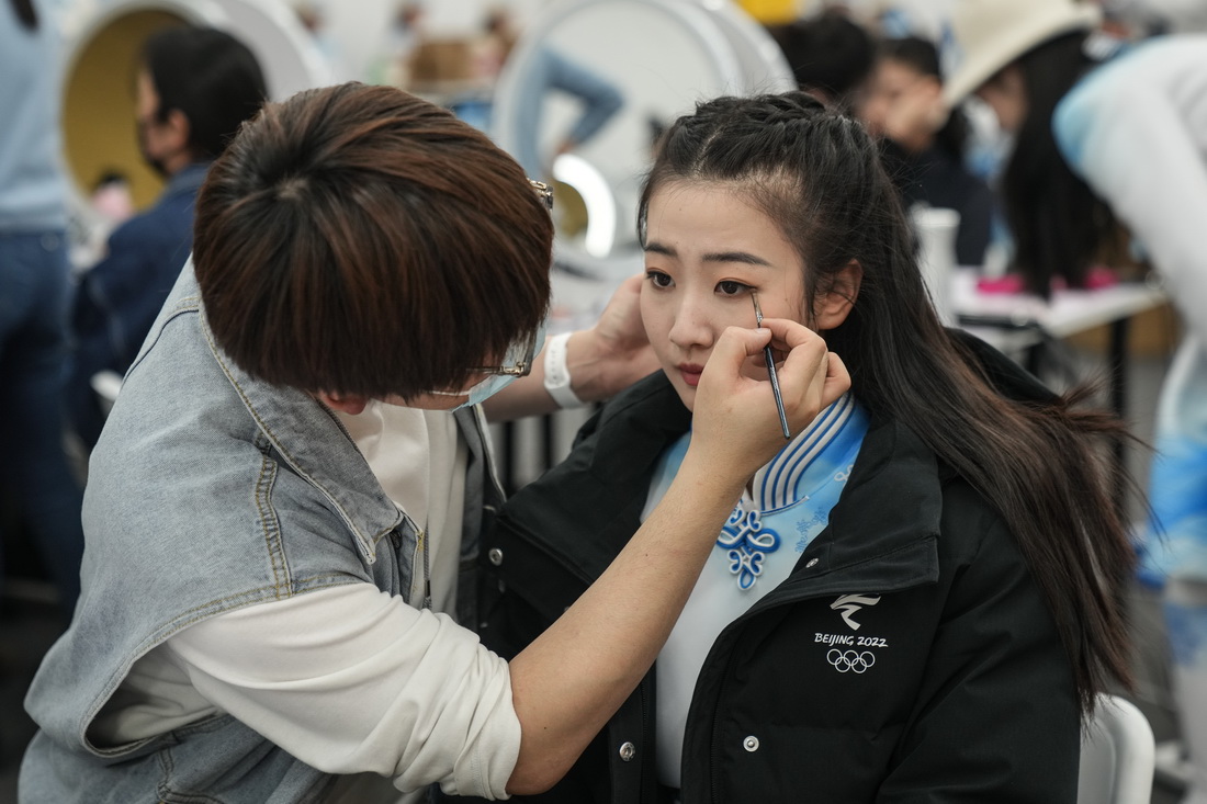 在国家体育场（鸟巢）候场间，引导员们在化妆（1月27日摄）。新华社记者 彭子洋 摄