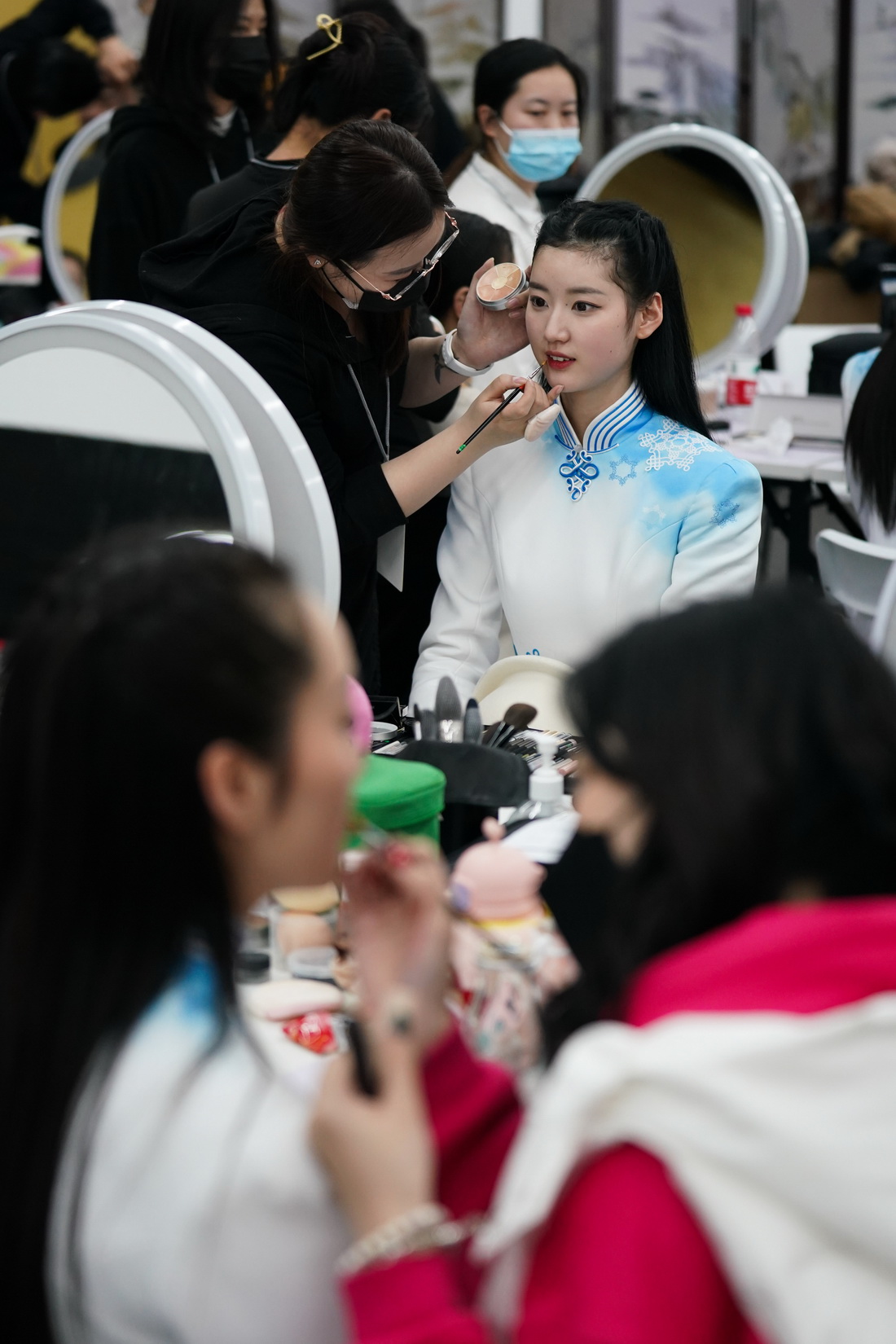 在国家体育场（鸟巢）候场间，引导员们在化妆（1月12日摄）。新华社记者 彭子洋 摄