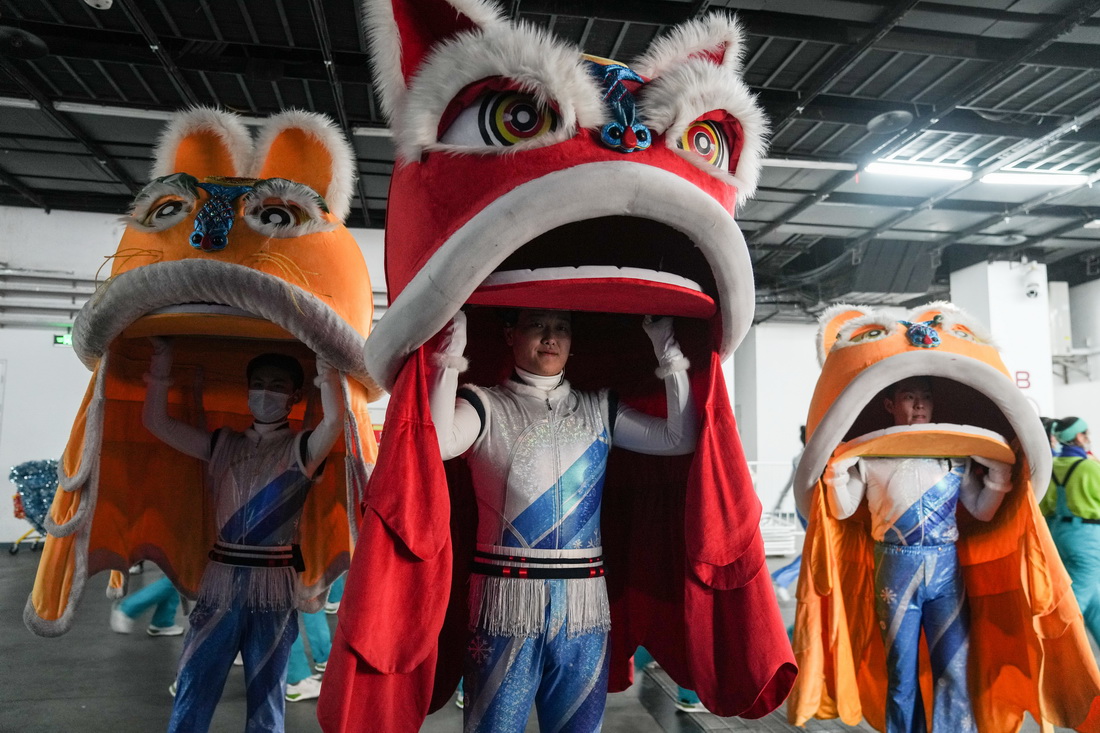 在国家体育场（鸟巢）彩排现场，舞狮的演员在候场（1月27日摄）。新华社记者 彭子洋 摄