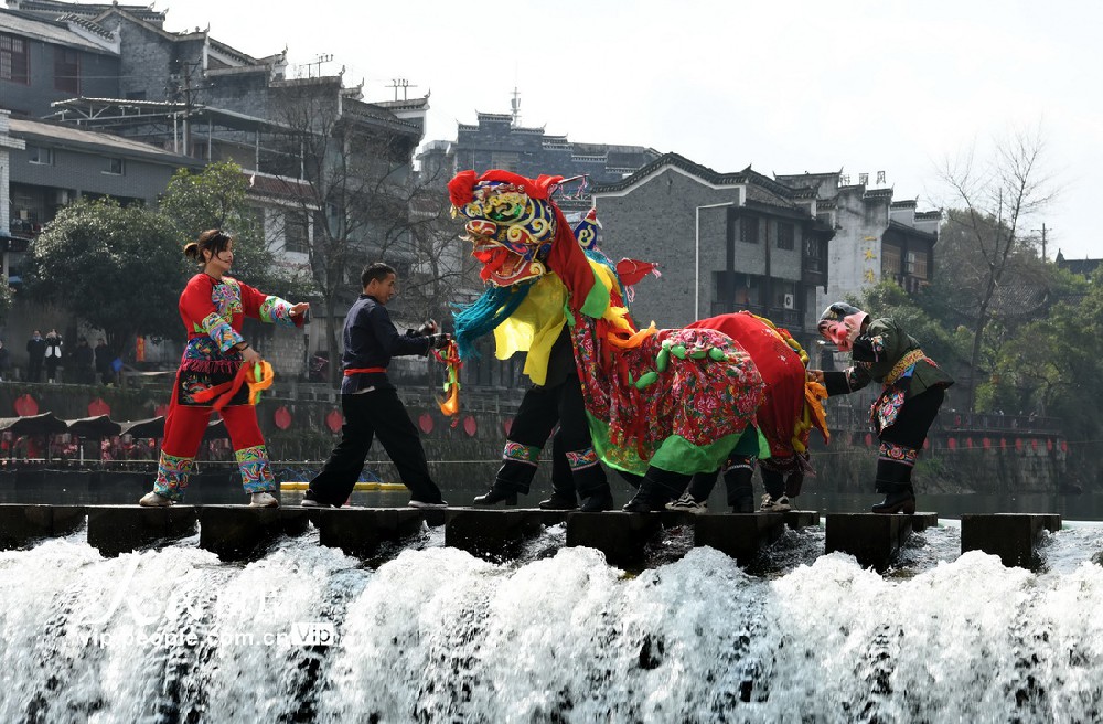 2月3日，湖南省湘西土家族苗族自治州吉首市乾州古城，民间艺人在乾州春会上表演苗族舞狮。