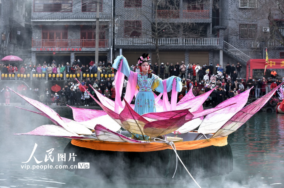 2月3日，湖南省湘西土家族苗族自治州吉首市乾州古城，苗家姑娘在乾州春会上演绎“荷花仙子”。