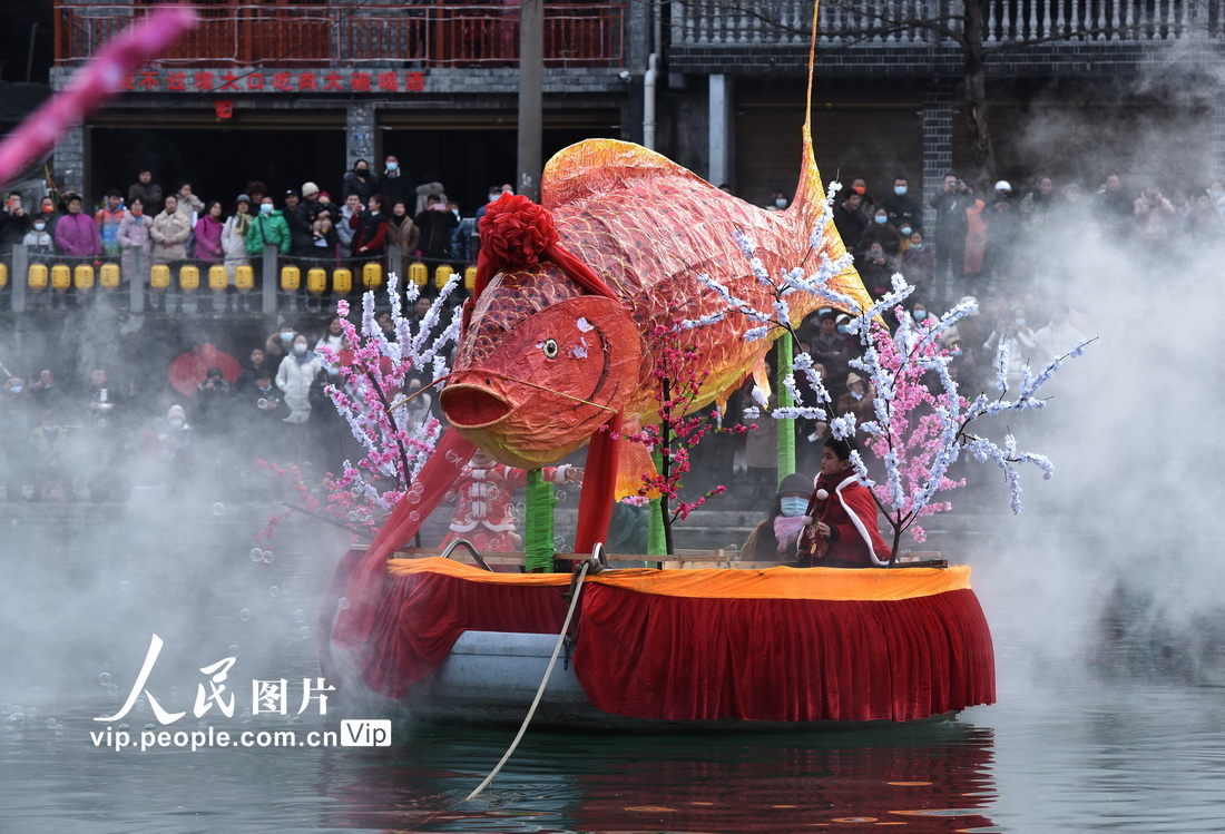 2月3日，湖南省湘西土家族苗族自治州吉首市乾州古城，民间艺人在乾州春会上展示“年年有余”吉祥物。