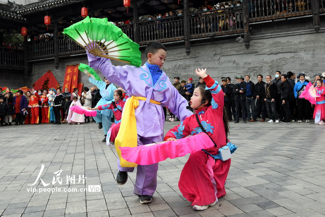 2月3日，湖南省湘西土家族苗族自治州吉首市乾州古城，小演员在乾州春会上表演地方传统花灯戏。