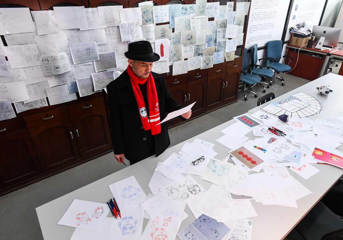 北京冬奥会吉祥物设计总执行、广州美术学院视觉艺术设计学院副教授刘平云在工作室查看自己的冰墩墩设计手稿（2月9日摄）。