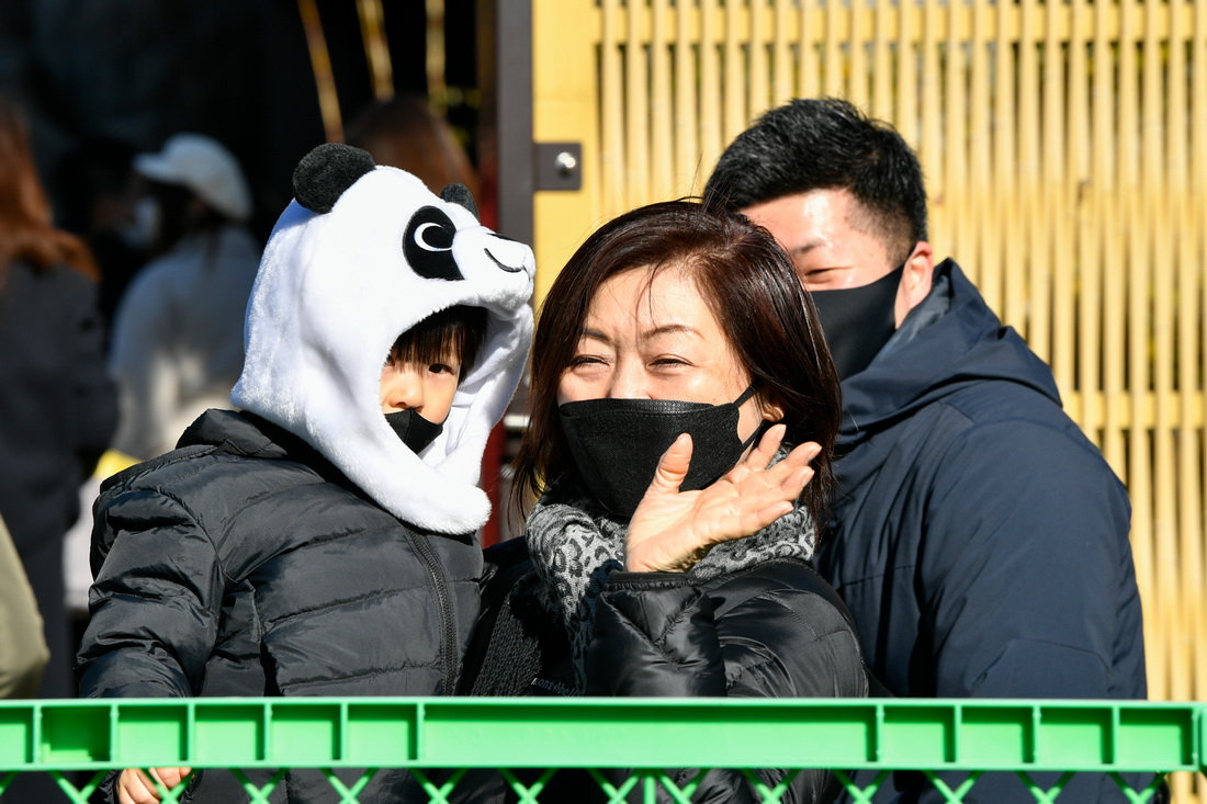 1月12日，游客排队等待进入日本东京上野动物园参观大熊猫。新华社记者 张笑宇 摄