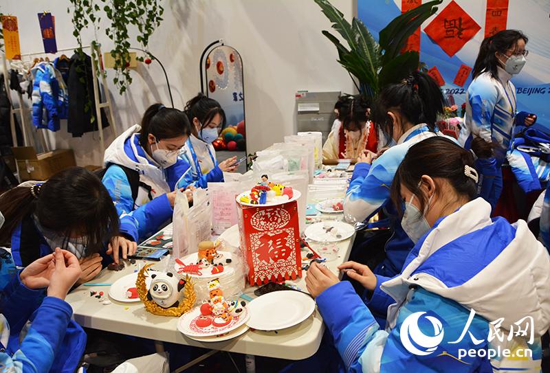 中外志愿者们交流体验元宵节文化