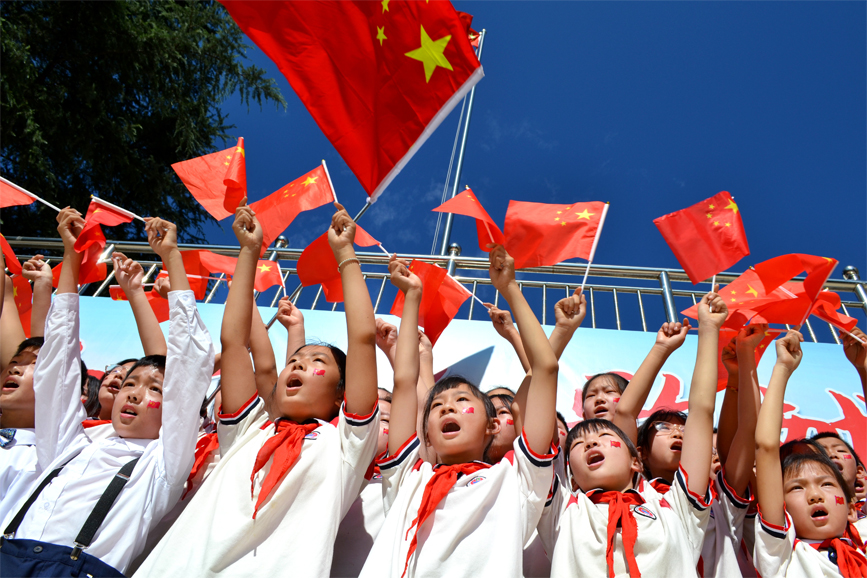 湖北十堰：千名小学生齐唱红歌迎国庆